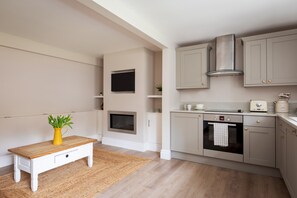 Astianpesukone, keittoastiat/astiat/ruokailuvälineet, ruokailupöytä