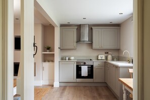 Dishwasher, cookware/dishes/utensils, dining tables