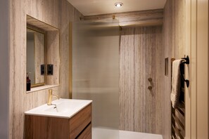 Dusche, Haartrockner, Handtücher