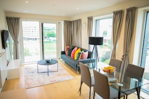 Flat-screen TV - Thames View 2 Bed Apartment With Balcony (London)