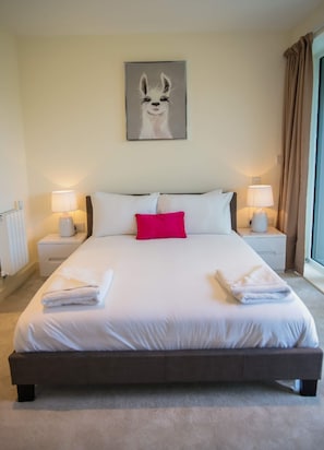 Business Apartment | 2 bedrooms, desk, soundproofing, iron/ironing board - Thames View 2 Bed Apartment With Balcony (London)