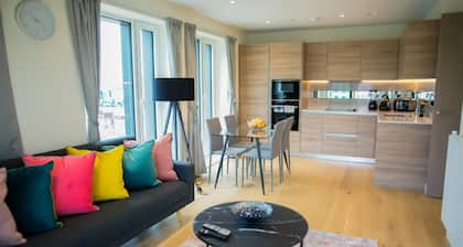 Thames View 2 Bed Apartment With Balcony
