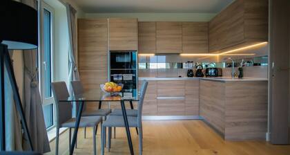 Thames View 2 Bed Apartment With Balcony