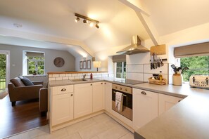 Geschirrspüler, Kochgeschirr/Geschirr/Besteck, Esstisch