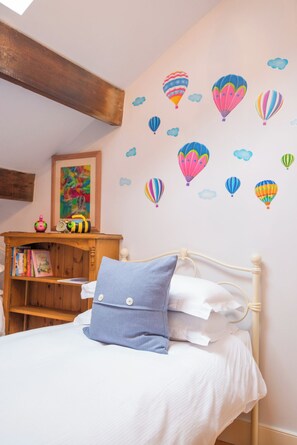 5 bedrooms, desk, iron/ironing board, free WiFi