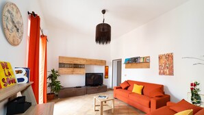 Uma sala de estar moderna com um sofá, mesa de centro e televisão.