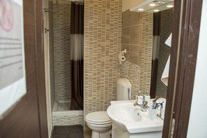 Een douche, een haardroger, een bidet, handdoeken