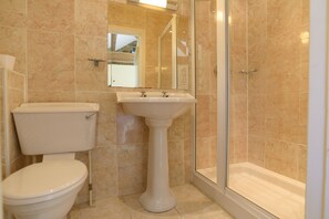Shower, towels - Edensor Cottage, Bakewell | Peak District (Bakewell)