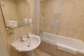 Combined shower/bathtub, hair dryer, towels - Rowsley Cottage, Bakewell | Peak District (Bakewell)