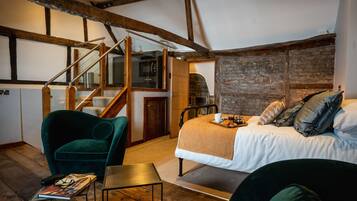 Deluxe Studio (Nightingale) | Premium bedding, individually decorated, individually furnished, desk