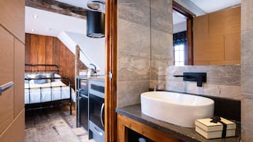 Superior Studio (Curie) | Bathroom | Shower, hair dryer, towels, toilet paper