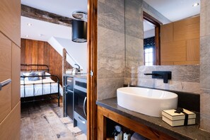 Estudio superior (Curie) | Baño | Ducha, secador de pelo, toallas y papel higiénico