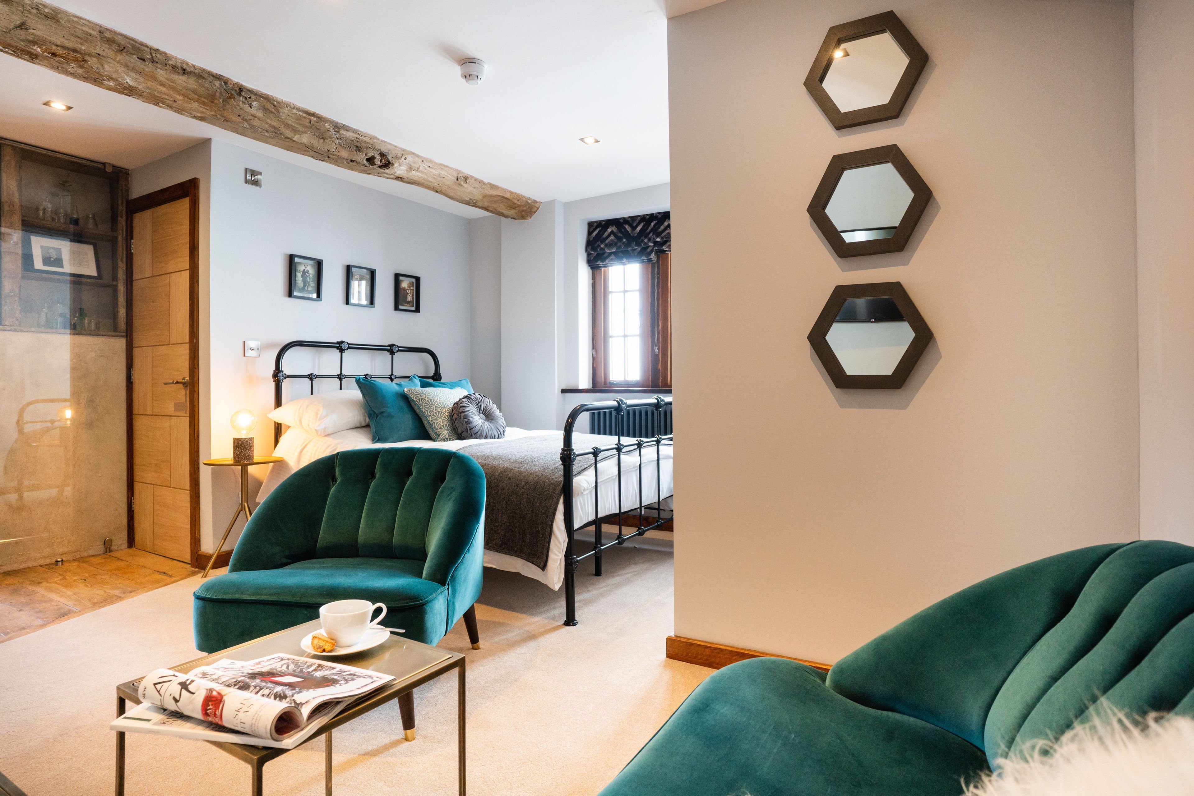 Superior Studio (Lister) | Living area | 32-inch flat-screen TV with cable channels, TV