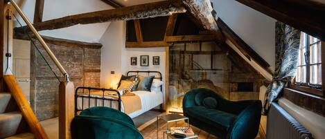 Deluxe Studio (Nightingale) | Living area