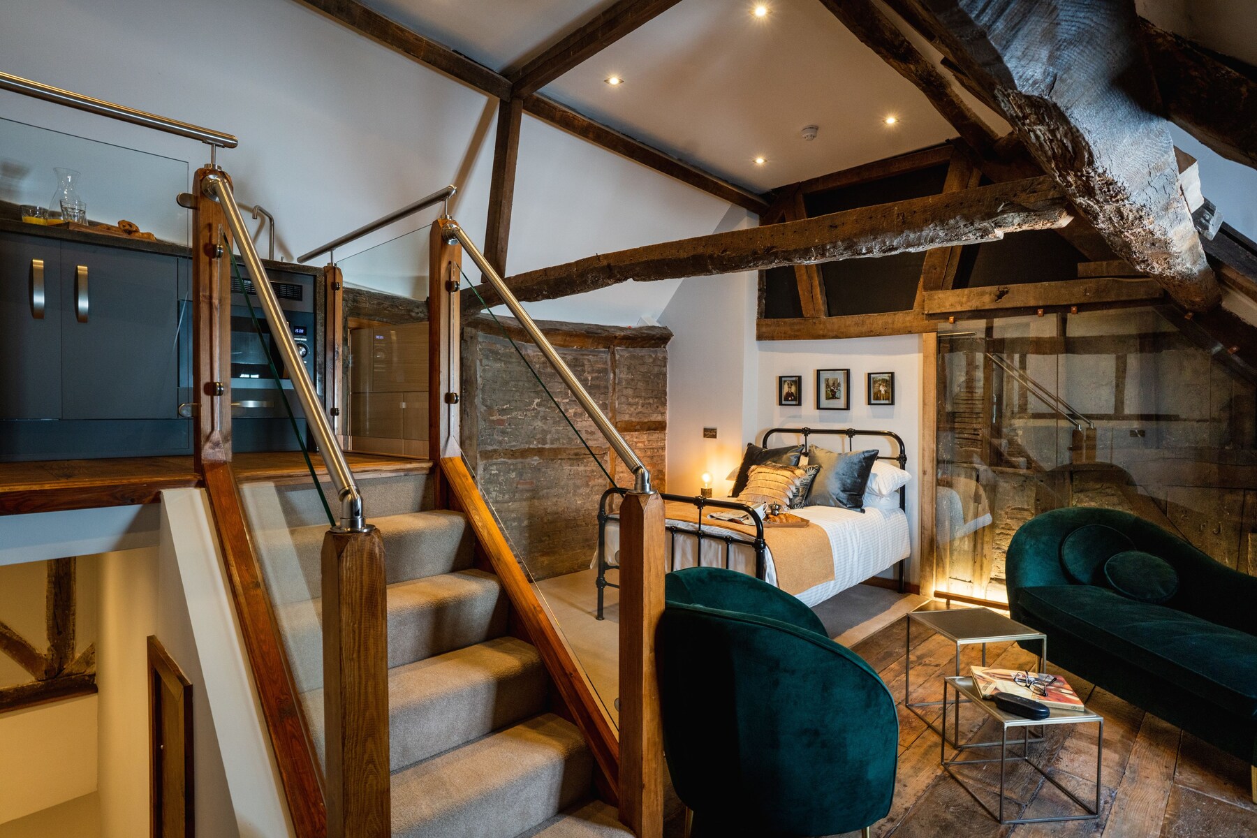 Deluxe Studio (Nightingale) | Premium bedding, desk, iron/ironing board, free WiFi