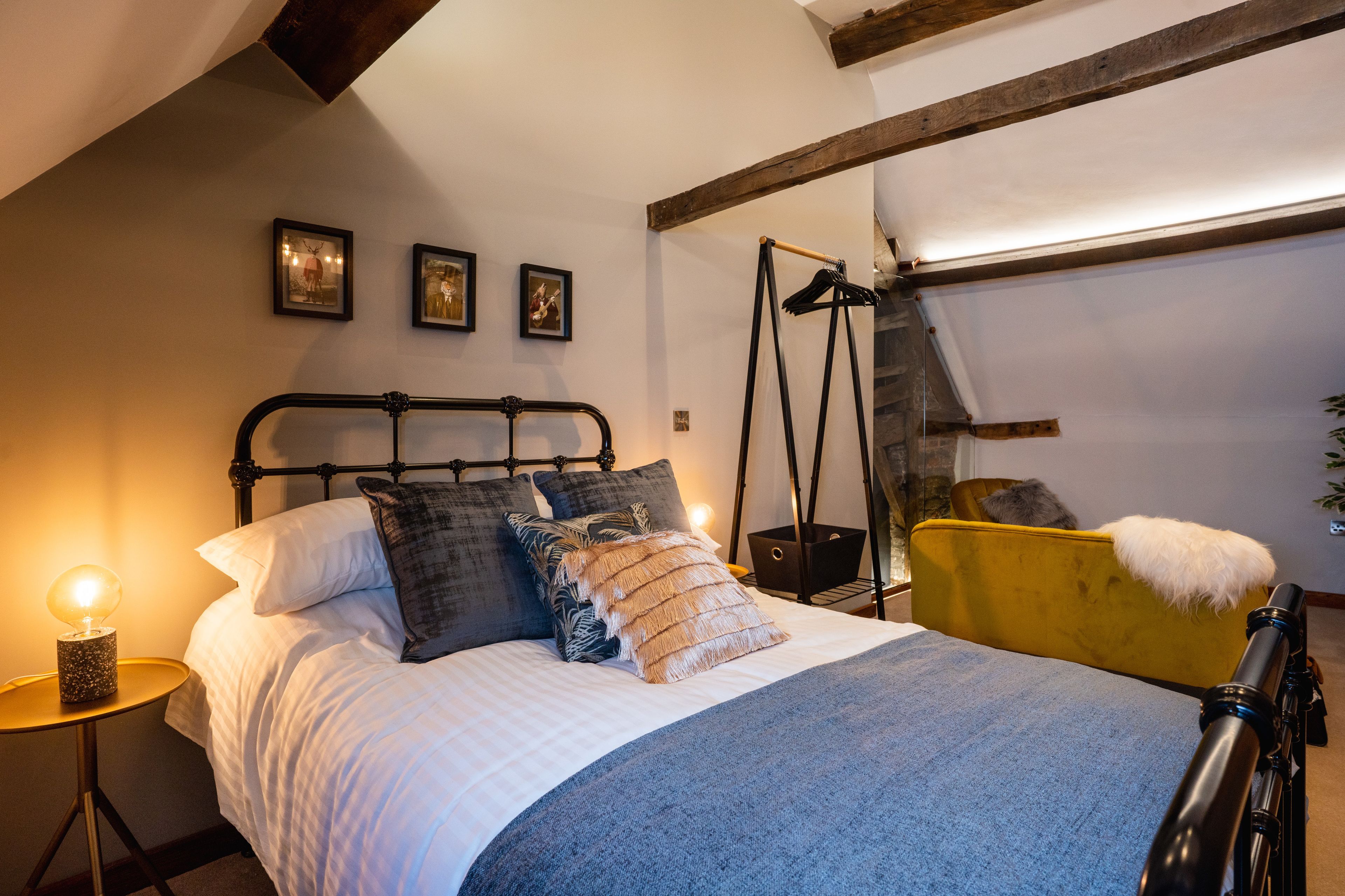 Ein Schlafzimmer mit Bett, Nachttisch und Stuhl.
