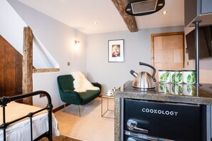 Studio – superior (Curie) | Oppholdsområde | En 32-tommers Flatskjerm-TV med kabel-kanaler samt TV