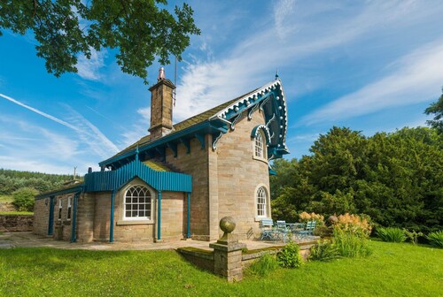 Sveitsiläinen mökki järven rannalla Chatsworth Estatessa  