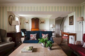 Flat-screen TV, fireplace, DVD player