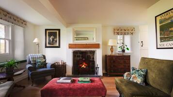 Flat-screen TV, fireplace, DVD player