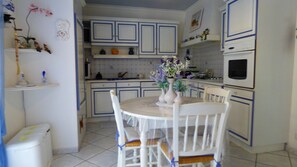 Dishwasher - The flowered house ... (Sarrians)