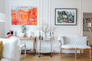TV connectée, lecteur de DVD, livres, chaîne hi-fi