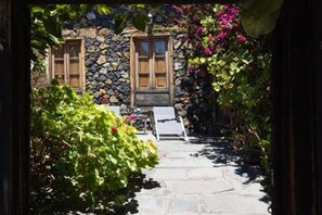 A stone pathway leading to a rustic building with wooden doors and a stone wall. - La Pestilla 1 - Charming rustic house, El Hierro (Taibique)