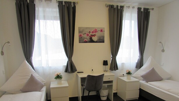 A twin room with two beds, a desk, and a chair. - Hotel201 (Gablitz)