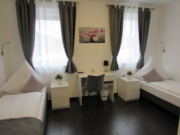 标准双床房 | 遮光窗帘、免费 WiFi、床单