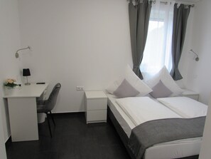 Quarto casal standard | Cortinas blackout, Wi-Fi de cortesia, roupa de cama