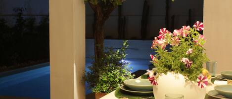 تناول الطعام بالخارج