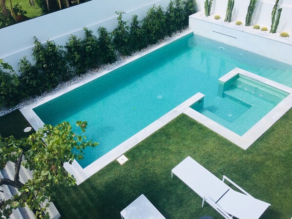 Alberca al aire libre y alberca climatizada