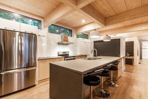 Réfrigérateur, four à micro-ondes, un four, surface de cuisson