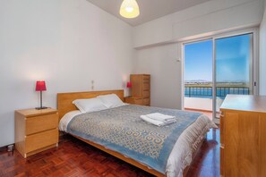 4 Schlafzimmer, Schreibtisch, Bügeleisen/Bügelbrett, WLAN