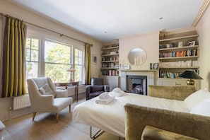 3 habitaciones, tabla de planchar con plancha, wifi y ropa de cama