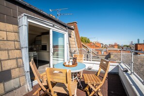 Outdoor dining - Southwest Rooftops - Two Bedroom Apartment, Sleeps 5 (London)