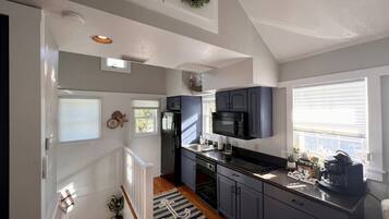 Réfrigérateur, micro-ondes, plaque de cuisson, lave-vaisselle