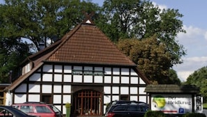 Un edificio tradicional con entramado de madera y un letrero que dice "Hotel Heidkrug".