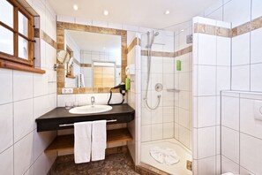 Een douche, handdoeken