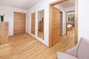 Family Room (Starennest) | Hypo-allergenic bedding, in-room safe, desk, soundproofing