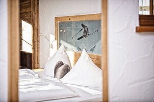 Family Room (Starennest) | Hypo-allergenic bedding, in-room safe, desk, soundproofing