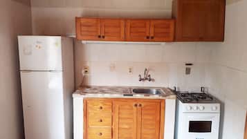 Family Bungalow (#1) | Private kitchenette | Full-size fridge, oven, stovetop, cookware/dishes/utensils