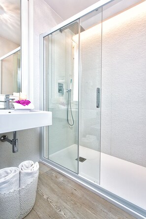 Classic-Dreibettzimmer | Badezimmer | Dusche, kostenlose Toilettenartikel, Haartrockner, Hausschuhe