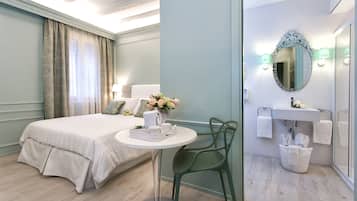 Quarto casal ou duplo luxo | Edredons de pluma, cofres nos quartos, escrivaninha