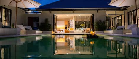 Utendørsbasseng og et oppvarmet basseng