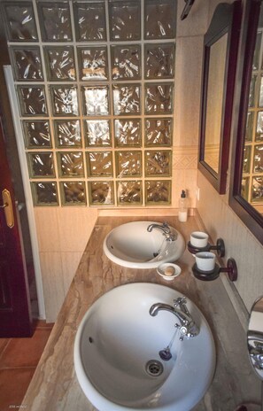 Combinazione doccia/vasca, asciugacapelli, bidet, asciugamani