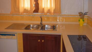 Micro-ondes, lave-vaisselle, cafetière/bouilloire