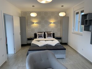 3 bedrooms, iron/ironing board, WiFi, bed sheets - Laudato ⭐️⭐️⭐️⭐️ XXL Deluxe Apartment with free Jacuzzi, Bikes & Covered Parking (Turanj)