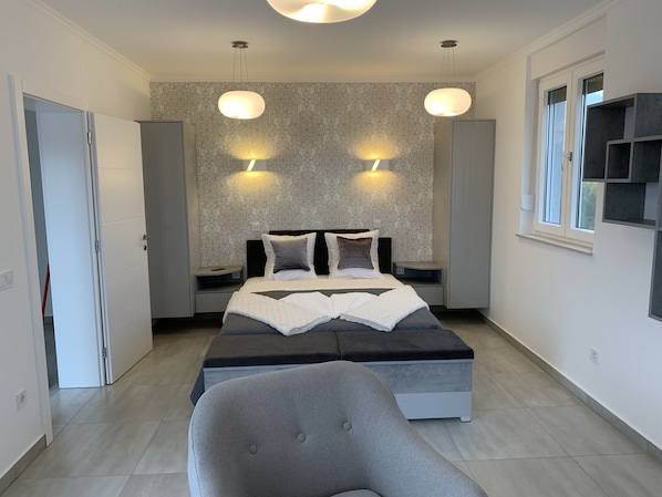 3 bedrooms, iron/ironing board, WiFi, bed sheets