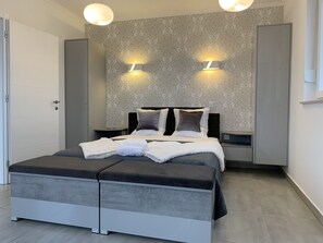 3 habitaciones, tabla de planchar con plancha, wifi y ropa de cama 